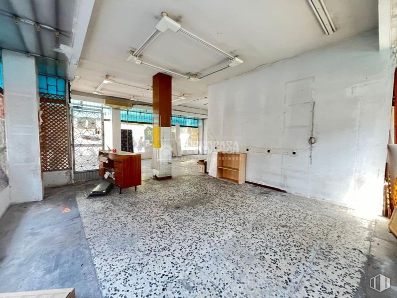 Retail for sale at Barrio San Nicasio - Santos, Leganés, Madrid, 28913 with property, wood, hall, interior design, flooring, floor, house, window, building and ceiling around