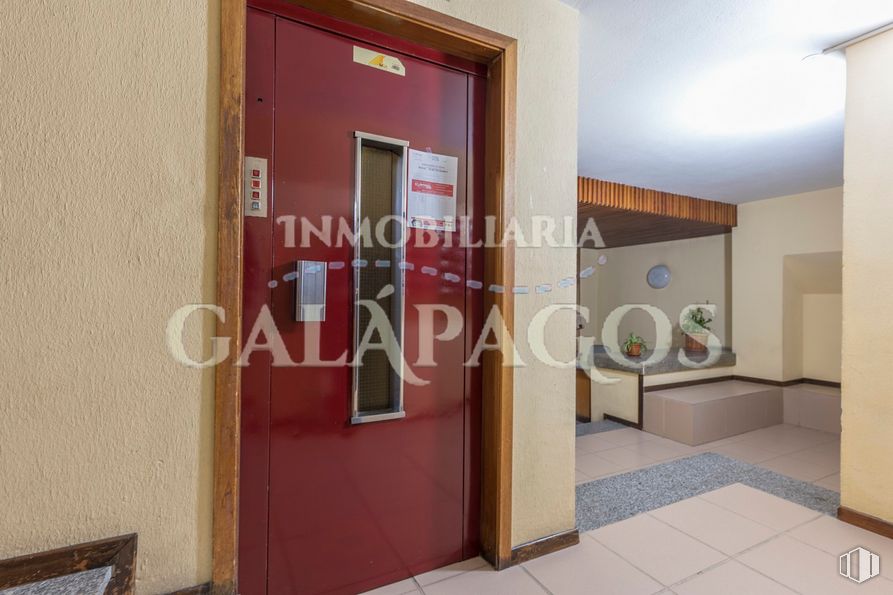 Oficina en alquiler en Calle Dulcinea, 69, Tetuán, Madrid, 28020 con edificio, accesorio, naranja, interiorismo, suelos, accesorios de fontanería, madera, suelo, puerta y confort alrededor