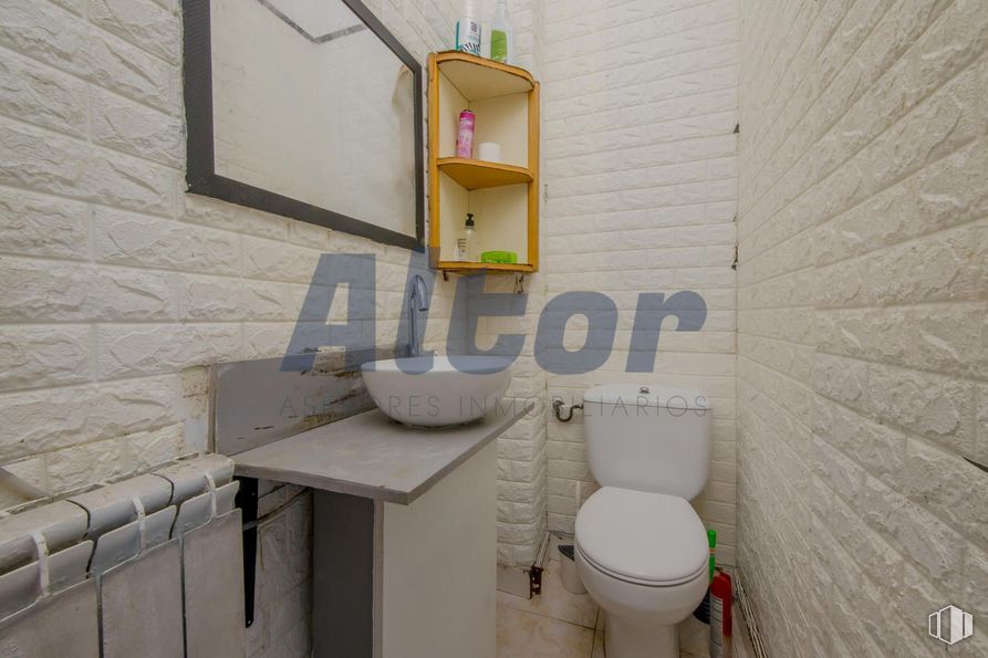 Local en venta en Calle Veza, 7, Tetuán, Madrid, 28029 con inodoro, fregadero, mueble, propiedad, accesorios de fontanería, cuarto de baño, asiento del inodoro, madera, interiorismo y edificio alrededor