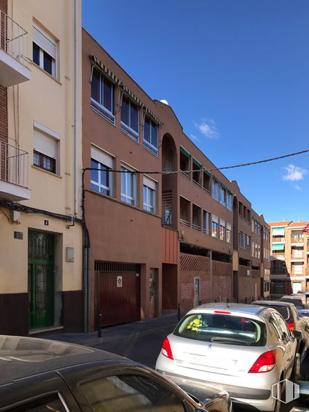 Retail for rent at San Roque-Concordia-Adoratrices, Guadalajara, 19002 with car, window, building, sky, land vehicle, cloud, vehicle, vehicle registration plate, tire and wheel around