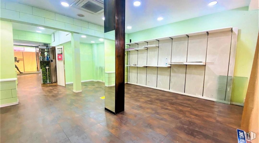 Retail for rent at Zona Palomarejos, Toledo, 45005 with cabinetry, door, building, interior design, floor, flooring, hall, wood, glass and ceiling around