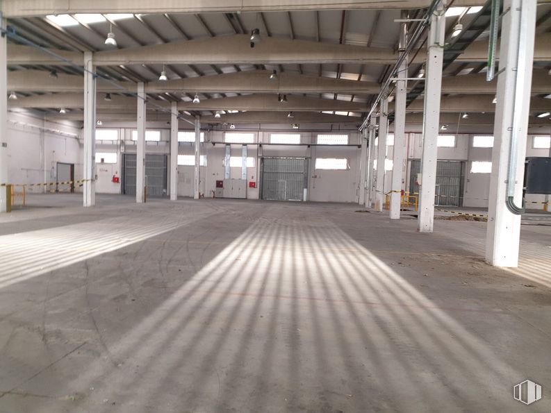 Nave en alquiler en Zona industrial Alcalá, Alcalá de Henares, Madrid, 28806 con puerta, suelo, piso, pasillo, madera, accesorio, simetría, aparcamiento, viga y metal alrededor