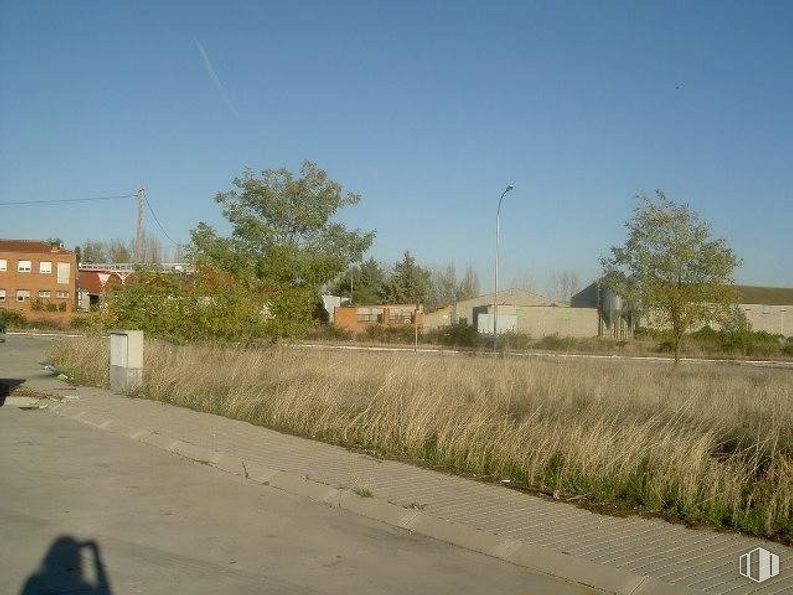 Suelo en venta en Avenida Industria, Yunquera de Henares, Guadalajara, 19210 con casa, planta, cielo, propiedad, ecorregión, edificio, ventana, árbol, luz de la calle y lote de terreno alrededor