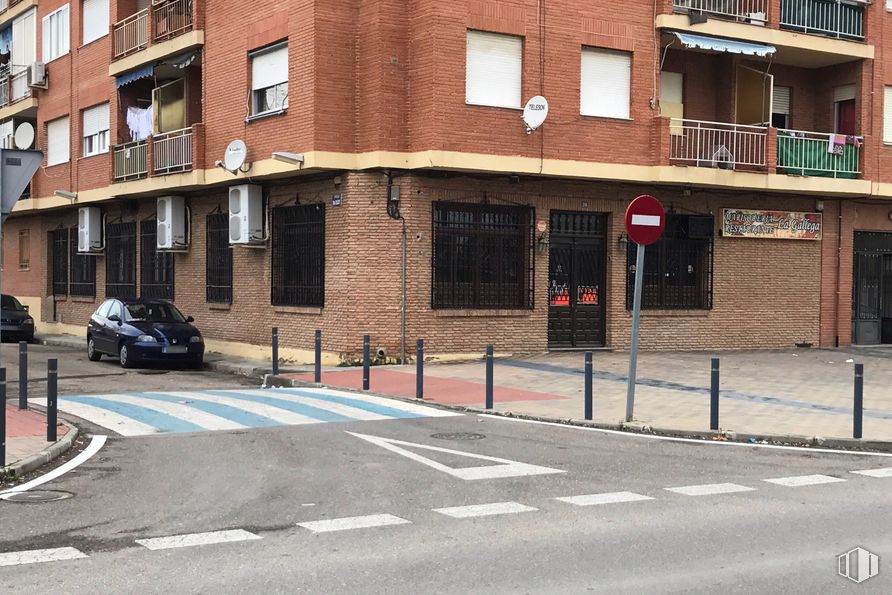 Retail for sale at Avenida Europa, 27, Sonseca, Toledo, 45100 with car, building, window, property, infrastructure, road surface, asphalt, neighbourhood, house and wall around