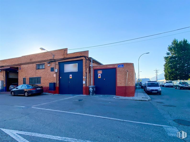 Industrial for rent at Calle Ciprés, Arganda del Rey, Madrid, 28500 with car, door, road surface, asphalt, brickwork, parking, brick, parking lot and subcompact car around