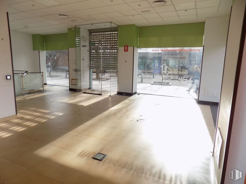 Retail for rent at Plaza Encuentro, 3, Moratalaz, Madrid, 28030 with floor, flooring, composite material, glass, tile flooring, transparency, tile, building material, design and cleanliness around