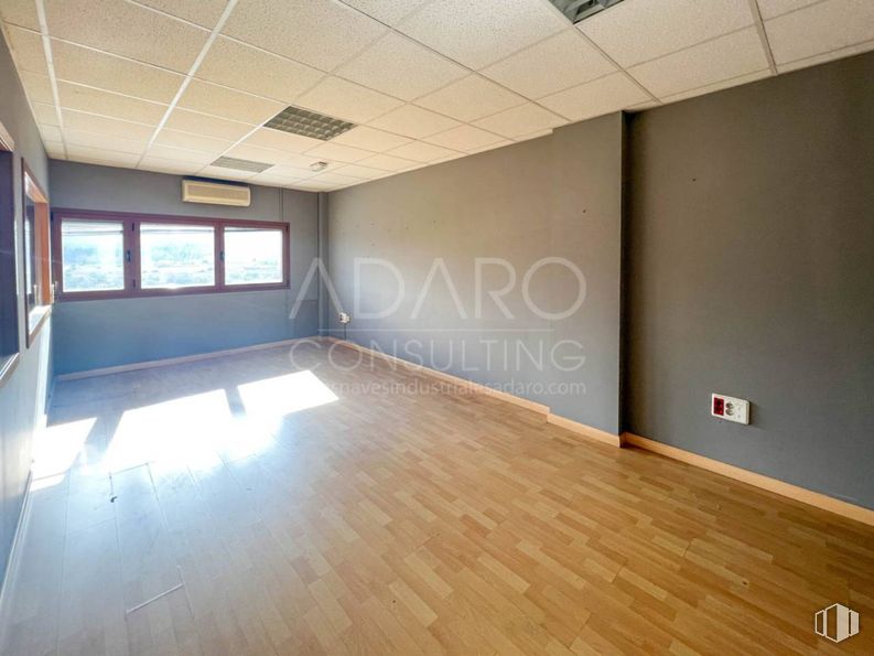 Industrial for sale at Polígono industrial Las Matillas, Alcalá de Henares, Madrid, 28802 with window, flooring, floor, wood, interior design, ceiling, room, apartment, hall and wood flooring around