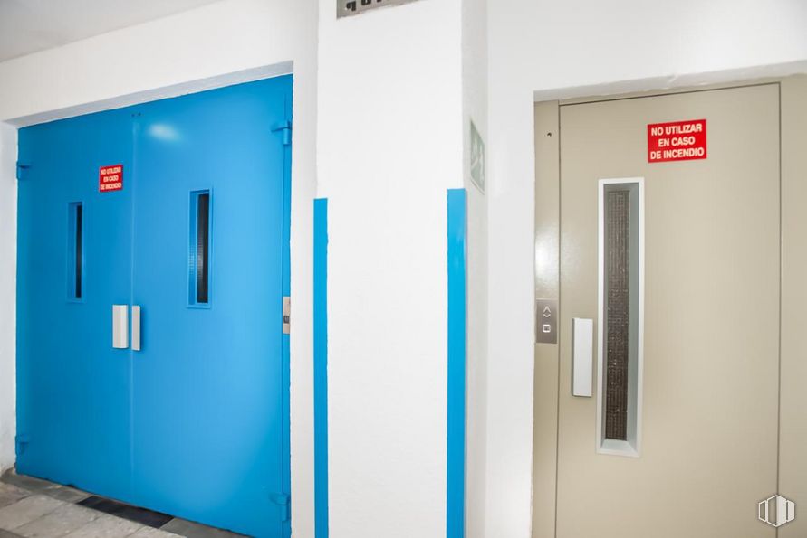 Office for sale at Calle Lenguas, 16, Villaverde, Madrid, 28021 with door, blue, rectangle, fixture, paint, gas, technology, automotive exterior, glass and electric blue around