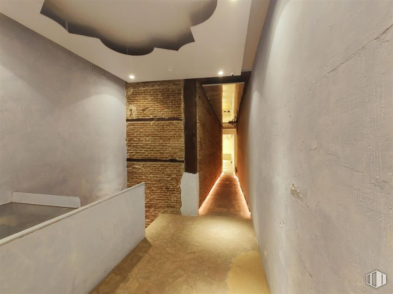 Local en alquiler y venta en Calle Amor de Dios, Centro, Madrid, 28014 con edificio, madera, interiorismo, casa, pared, suelos, suelo, techo, tintes y matices y escayola alrededor