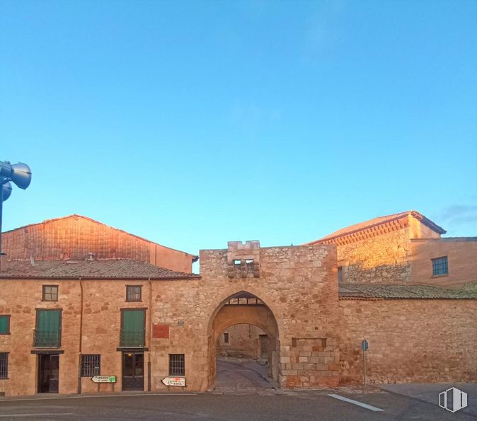 Local en alquiler y venta en Plaza Mayor, Ayllón, Segovia, 40520 con edificio, cielo, ventana, luz de la calle, albañilería, ladrillo, puerta, superficie de la carretera, fachada y tintes y sombras alrededor