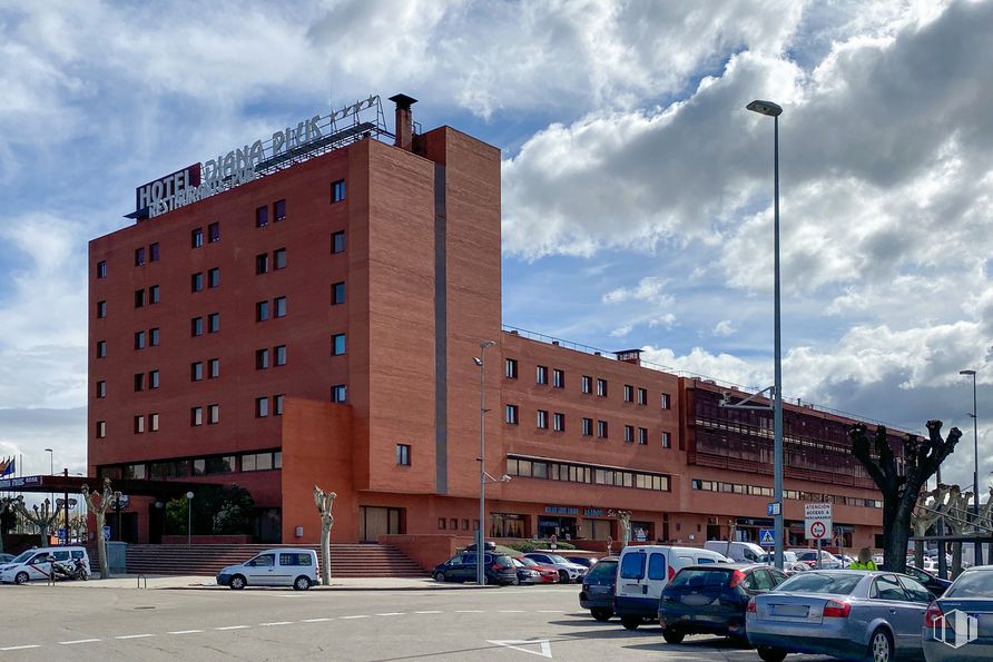 Office for rent at Ctra. Villaverde a Vallecas, 3500, Villa de Vallecas, Madrid, 28053 with car, building, cloud, automotive parking light, sky, wheel, land vehicle, tire, street light and vehicle around