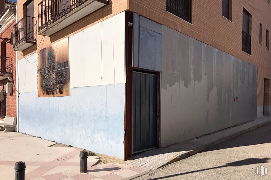 Retail for sale at Plaza José Antonio, 2, Lominchar, Toledo, 45212 with window, door, building, wood, road surface, shade, facade, tints and shades, rectangle and urban design around