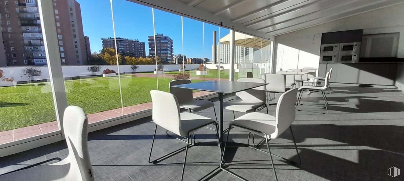 Oficina en alquiler en Calle Manuel Tovar, 31, Fuencarral - El Pardo, Madrid, 28034 con silla, mesa, edificio, propiedad, cielo, sombra, diseño de interiores, alumbrado, pavimentos y piso alrededor