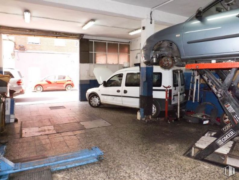 Retail for sale at Calle Vicente Camarón, La Latina, Madrid, 28011 with car, wheel, tire, vehicle, motor vehicle, automotive tire, automotive design, hood, automotive lighting and automotive exterior around