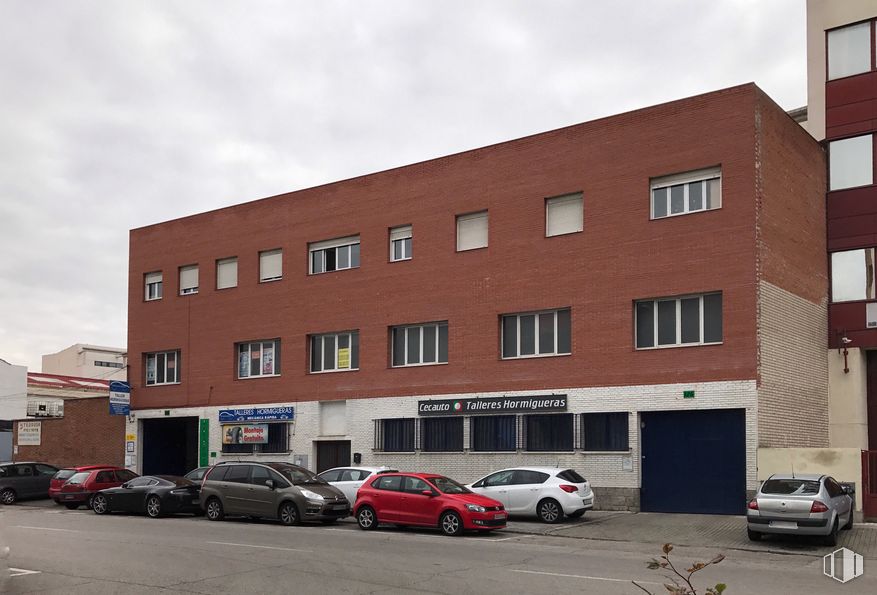 Office for rent at Camino Hormigueras, 126, Villa de Vallecas, Madrid, 28031 with car, building, window, automotive parking light, wheel, tire, land vehicle, sky, cloud and vehicle around