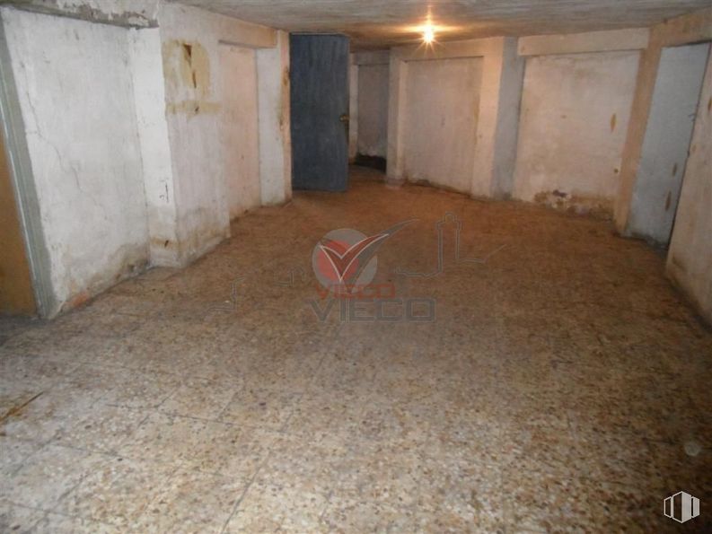 Retail for sale at Calle Álvaro de Luna, Cuenca, 16003 with building, wood, floor, flooring, house, gas, concrete, hardwood, ceiling and building material around