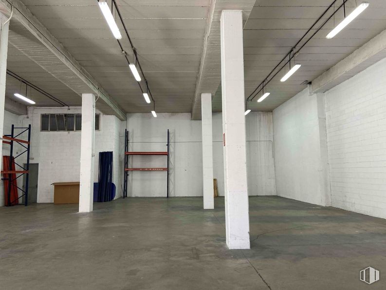 Nave en alquiler en Zona Alcobendas, Alcobendas, Madrid, 28108 con lámpara, alumbrado, interiorismo, suelo, suelos, hall, techo, accesorio, aparcamiento y evento alrededor