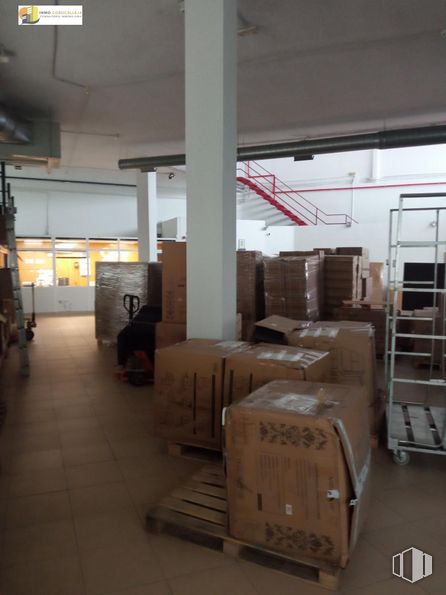 Local en alquiler en Polígono industrial San Millán, Moraleja de Enmedio, Madrid, 28950 con caja, productos envasados, caja de envío, entrega de paquetes, madera, suelos, suelo, gas, madera dura y cartón alrededor