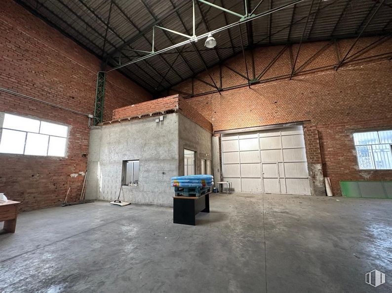 Industrial for rent at Polígono Industrial Industria Jardín, Villarejo de Salvanés, Madrid, 28590 with window, table, wood, building, fixture, flooring, floor, wall, hall and brick around