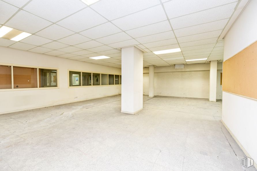 Retail for sale & for rent at Calle Gaztambide, Chamberí, Madrid, 28015 with lighting, building, fixture, interior design, hall, flooring, floor, window, composite material and ceiling around