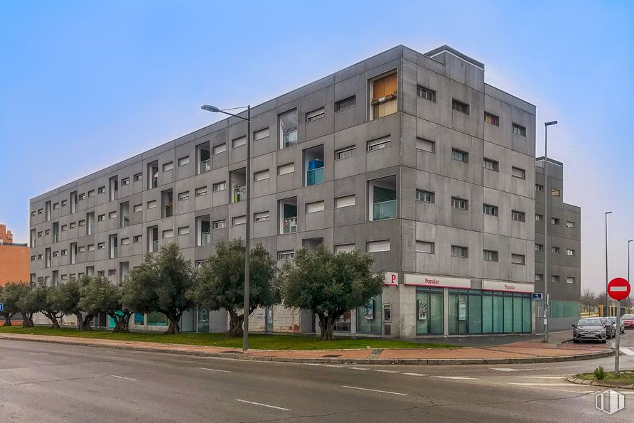 Retail for rent at Avenida Planetas, 2, Parla, Madrid, 28980 with building, sky, window, street light, tower block, condominium, urban design, house, material property and residential area around