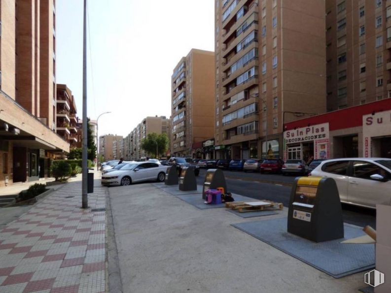 Local en alquiler en Avenida Castilla, Guadalajara, 19002 con coche, edificio, neumático, rueda, vehículo, durante el día, propiedad, planta, ventana y cielo alrededor