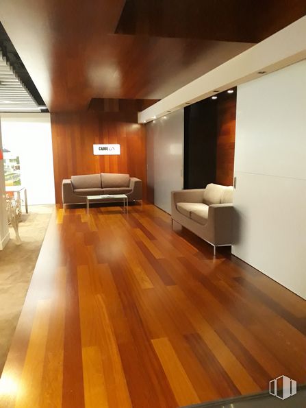 Oficina en alquiler en Edificio B, Calle Enrique Granados, 6, Pozuelo de Alarcón, Madrid, 28223 con sofá, mueble, comodidad, madera, edificio, naranja, entrada de estar, diseño de interiores, sofá de estudio y piso alrededor