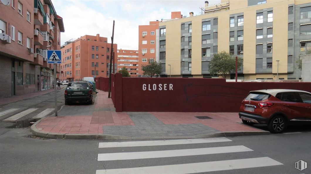 Land for sale at Calle Apostol Santiago, 4, Valdemoro, Madrid, 28342 with car, tire, building, wheel, wall, window, city, urban area, road surface and facade around