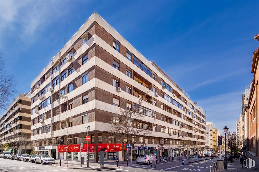 Local en venta en Calle Andrés Mellado, 35, Chamberí, Madrid, 28015 con edificio, cielo, nube, rueda, bloque de pisos, condominio, diseño urbano, vehículo, árbol y edificio comercial alrededor