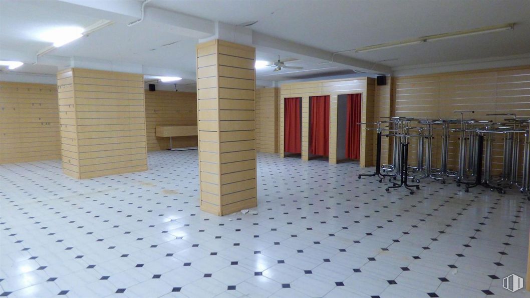 Retail for rent at Avenida América, Toledo, 45004 with door, light fixture, tile flooring, interior design, floor, architecture, flooring, wood, hall and fixture around