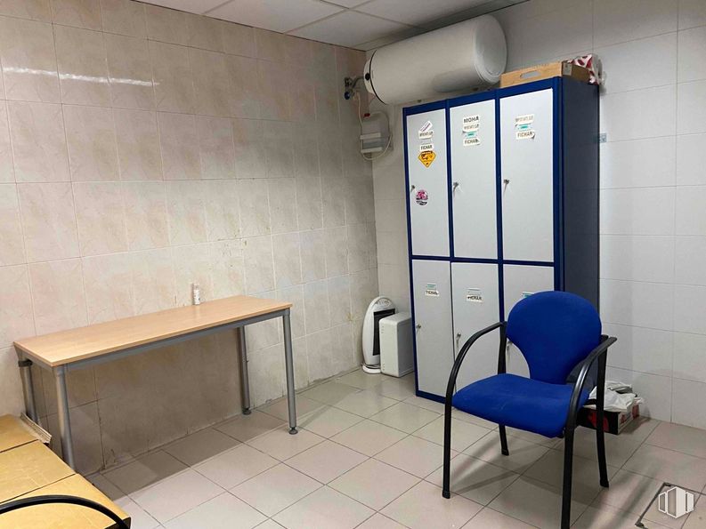 Industrial for sale at Zona empresarial Las Rozas, Las Rozas de Madrid, Madrid, 28230 with table, chair, building, door, interior design, wall, floor, flooring, fixture and ceiling around