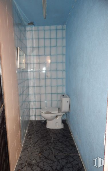 Retail for rent at Calle Juan Ángel Nebreda, 3, Ávila, 05005 with toilet, bathroom, plumbing fixture, purple, toilet seat, building, fixture, floor, flooring and composite material around