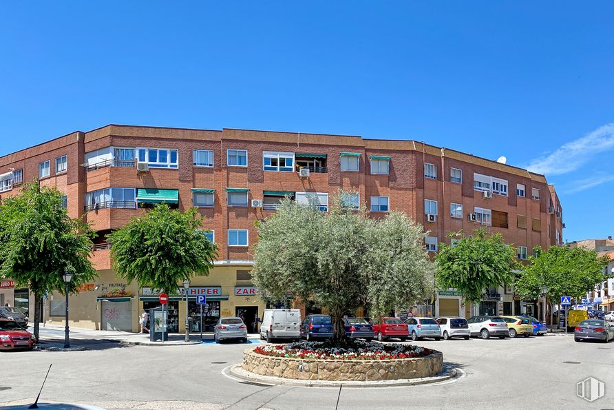 Retail for sale at Calle Soledad, 13, San Agustín del Guadalix, Madrid, 28750 with building, sky, wheel, car, window, vehicle, cloud, tree, urban design and road surface around