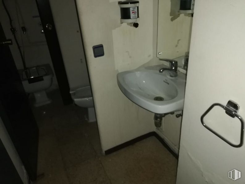 Local en venta en Calle Chimbo, Carabanchel, Madrid, 28025 con fregadero, grifo, accesorio de plomería, lavabo de baño, baño, fluido, gris, fontanería, piso y pavimento alrededor