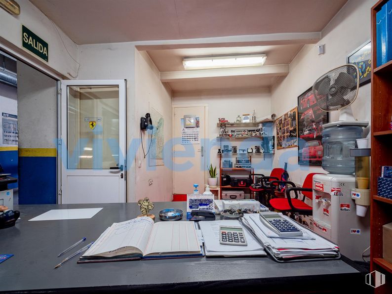 Local en venta en Calle Sandalio López, Fuencarral - El Pardo, Madrid, 28034 con productos envasados, mesa, edificio, diseño automovilístico, escritorio, interiorismo, gafas, suelos, ingeniería y estantería alrededor