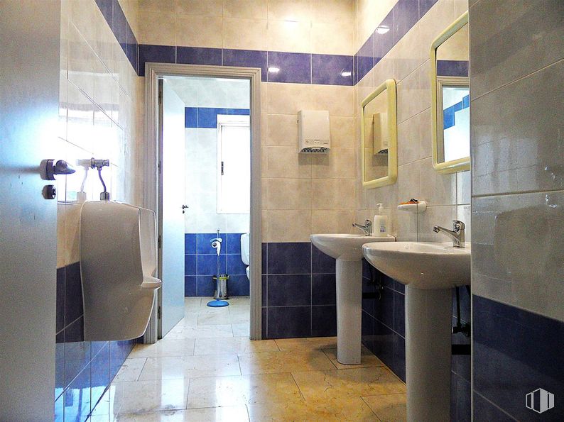 Industrial for sale at Polígono Los Olivos, Getafe, Madrid, 28906 with sink, bathroom, plumbing fixture, flooring, wall, bathroom sink, floor, toilet, toilet seat and interior design around