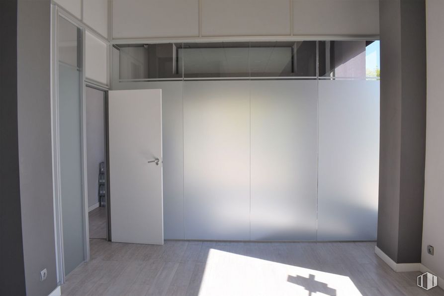 Local en alquiler en Glorieta Europa, San Fernando de Henares, Madrid, 28830 con puerta, armario, madera, interiorismo, accesorio, suelos, suelo, exterior del automóvil, edificio y techo alrededor