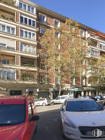 Local en venta en Calle Orense, Tetuán, Madrid, 28020 con coche, edificio, ventana, vehículo terrestre, vehículo, cielo, fotografía, iluminación del automóvil, vehículo de motor y matrícula del vehículo alrededor