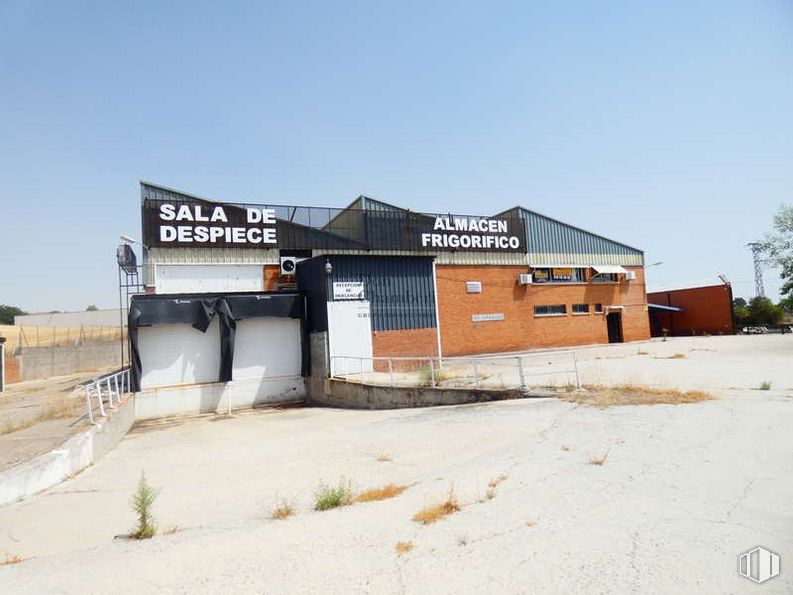 Industrial for sale at Carretera CM-5007, Valmojado, Toledo, 45940 with building, house, sky, land lot, window, landscape, real estate, gas, plant and facade around