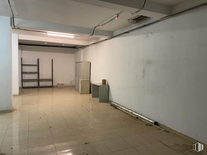 Local en alquiler y venta en Calle Betanzos, Alcorcón, Madrid, 28925 con lámpara, alumbrado, hall, suelo, accesorio, suelos, techo, hormigón, madera y evento alrededor