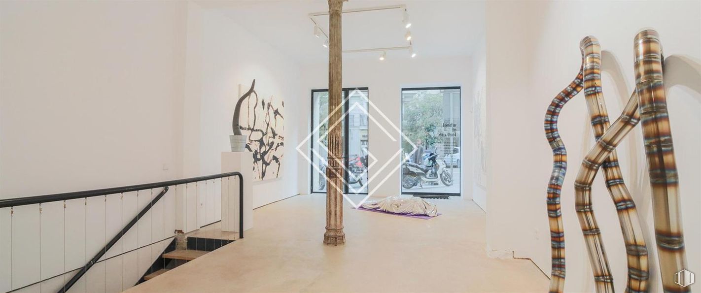 Retail for rent at Calle Bárbara de Braganza, Centro, Madrid, 28004 with flooring, floor, interior design, exhibition, wood flooring, art museum, modern art, collection, hardwood and museum around