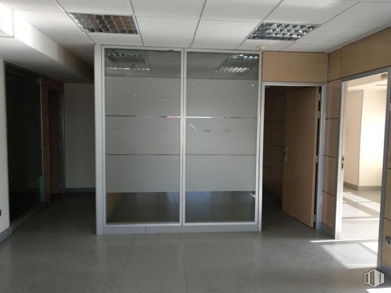 Office for rent at Zona Centro Comercial Tres Aguas, Alcorcón, Madrid, 28922 with wardrobe, cabinetry, furniture, property, fixture, automotive design, wood, rectangle, building, door and automotive exterior around