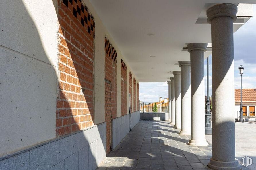 Retail for sale at Centro urbano, Venturada, Madrid, 28729 with building, road surface, shade, wood, sidewalk, city, facade, metropolitan area, brick and symmetry around