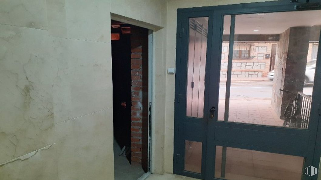 Retail for sale at Calel Pardo, 74, Bargas, Toledo, 45593 with building, fixture, door, wood, floor, home door, flooring, wall, handle and house around