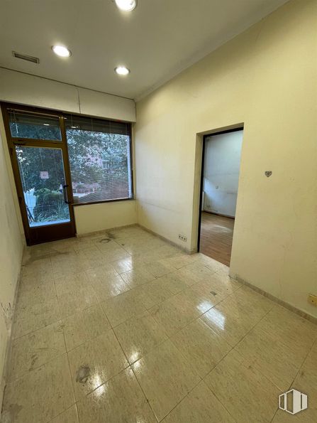 Local en alquiler en Barrio del Pilar, Fuencarral - El Pardo, Madrid, 28029 con ventana, accesorio, madera, suelos, sombra, suelo, hall, tinte para madera, madera dura y persiana de la ventana alrededor