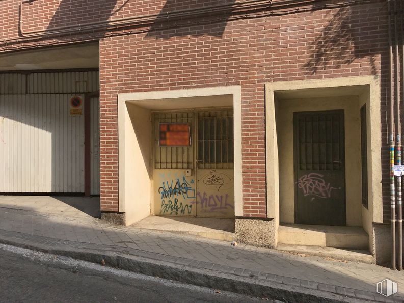 Retail for sale & for rent at Calle Almortas, 16, Tetuán, Madrid, 28039 with door, property, wood, road surface, fixture, brickwork, shade, brick, building and neighbourhood around