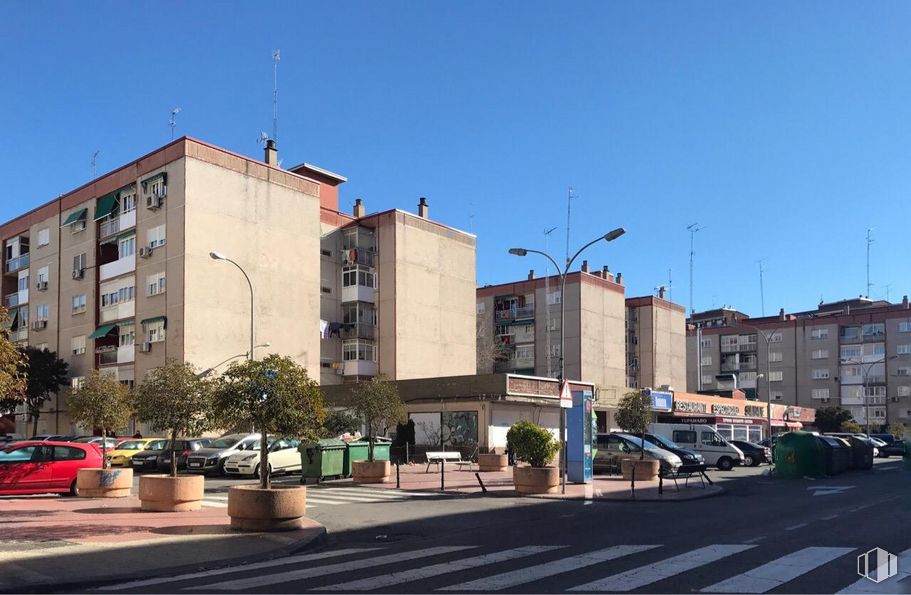 Local en alquiler y venta en Calle Coruña, Alcalá de Henares, Madrid, 28804 con coche, edificio, cielo, luz de la calle, ventana, superficie de carretera, vehículo, diseño urbano, área residencial y vía pública alrededor