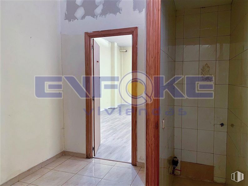 Local en venta en Calle Corregidor Juan Francisco de Luján, Moratalaz, Madrid, 28030 con espejo, edificio, accesorio, puerta, madera, suelos, puerta de casa, casa, madera dura y techo alrededor