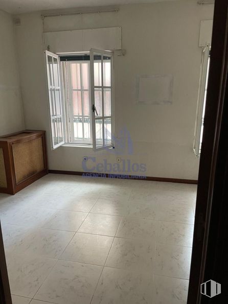 Office for rent at Calle San Roque, Guadalajara, 19002 with window, building, fixture, wood, flooring, floor, hall, hardwood, shade and ceiling around