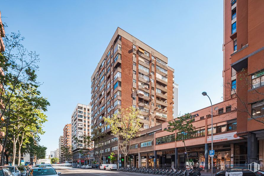 Local en alquiler en Calle Orense, 12, Tetuán, Madrid, 28020 con edificio, cielo, día, ventana, infraestructura, árbol, luz de la calle, bloque de torre, vía pública y coche alrededor